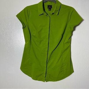 Worthington, Green Hidden Button Down Blouse. Size Small. Excellent condition!